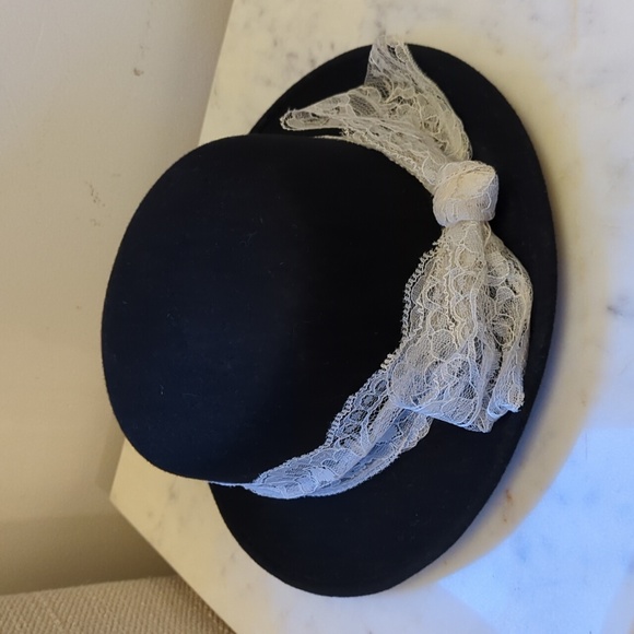 unknown Accessories - Vintage black hat with lace bow